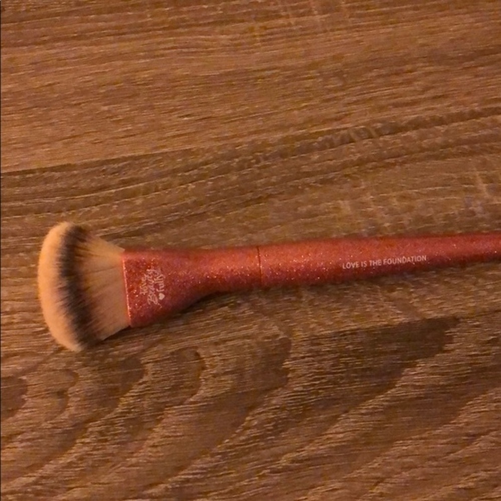 ISO it Cosmetics Love is the Foundation Brush